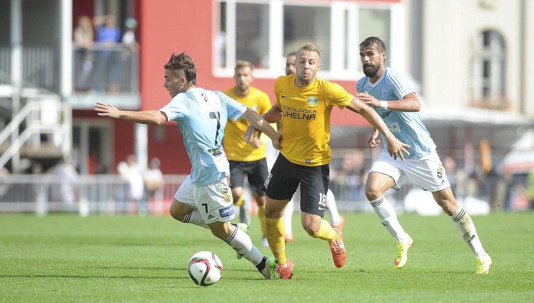 Lukáš Pouček ze Sokolova se prodírá přes vyšehradské duo v utkání FNL, které prohráli Pražané 0:2.