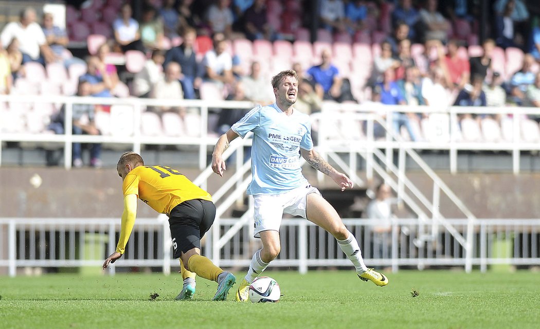 Vyšehradský Jan Blažek (v modrém) v souboji s Janem Kosakem v utkání FNL, které vyhrál Sokolov v Praze 2:0.