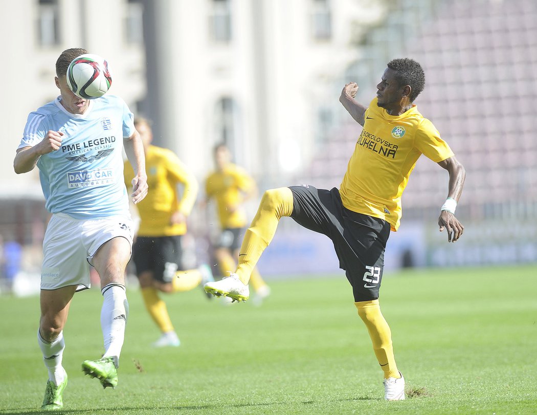 Sokolovský Bidje Manzia (vpravo) se snaží zastavit vyšehradského Tomáše Petráška v utkání FNL, který vyhrál Sokolov 2:0.