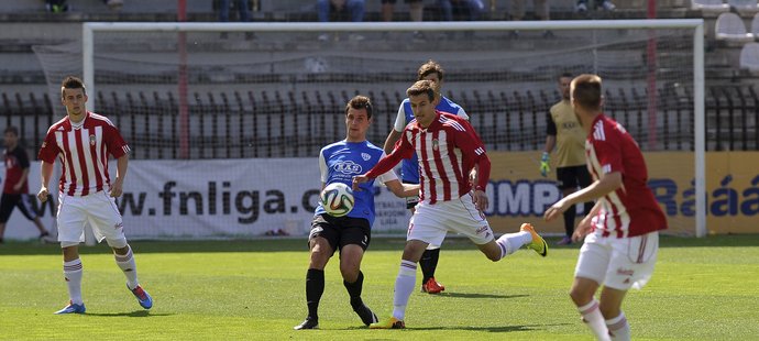 Fotbalisté Táborska vyhráli na Žižkově 2:0 a dál se ve druhé lize drží na postupové příčce. Třetí Hradec Králové ztrácí bod