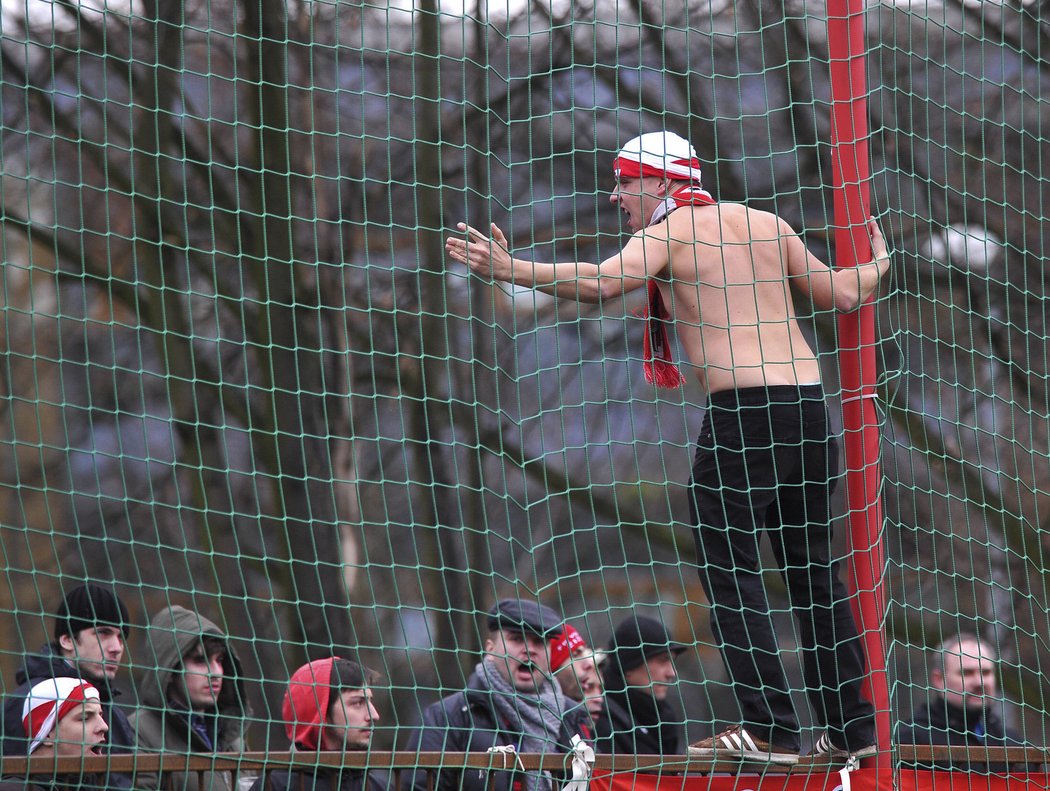 Na druholigovém duelu Pardubice - Žižkov bylo některým fanuškům nejspíše horko, v rámci fandění se dokonce jeden z nich zavěsil do sítě nad brankou