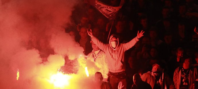 Fanoušci Fortuny Düsseldorf předčasně vběhli na trávník v barážovém utkání s Herthou Berlín