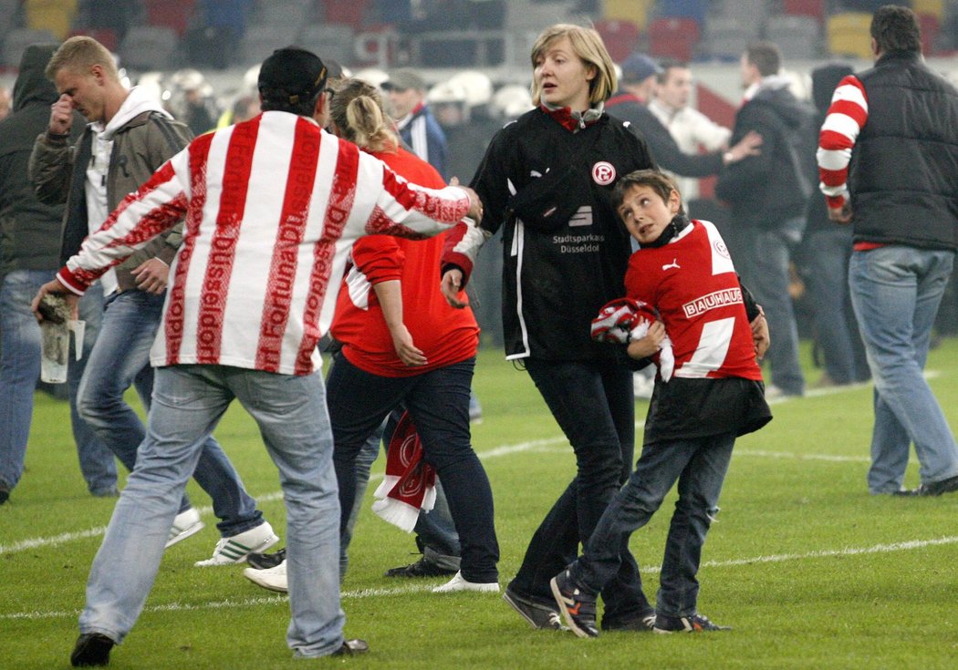 Fanoušci Fortuny Düsseldorf předčasně vběhli na trávník v barážovém utkání s Herthou Berlín