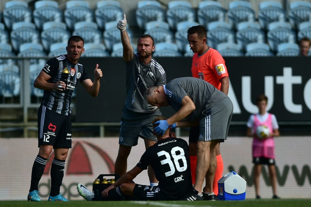 Jakub Grič z Českých Budějovic byl během zápasu se Slováckem ošetřován