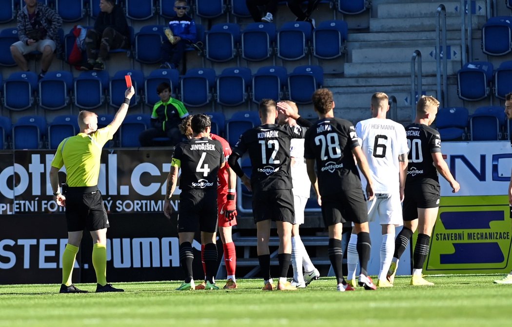 Mladý gólman Jiří Borek po 13 minutách utkání mezi Slováckem a Bohemians fauloval a viděl červenou kartu