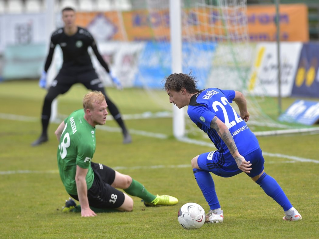 Antonín Vaníček jde do kličky během zápasu v Příbrami