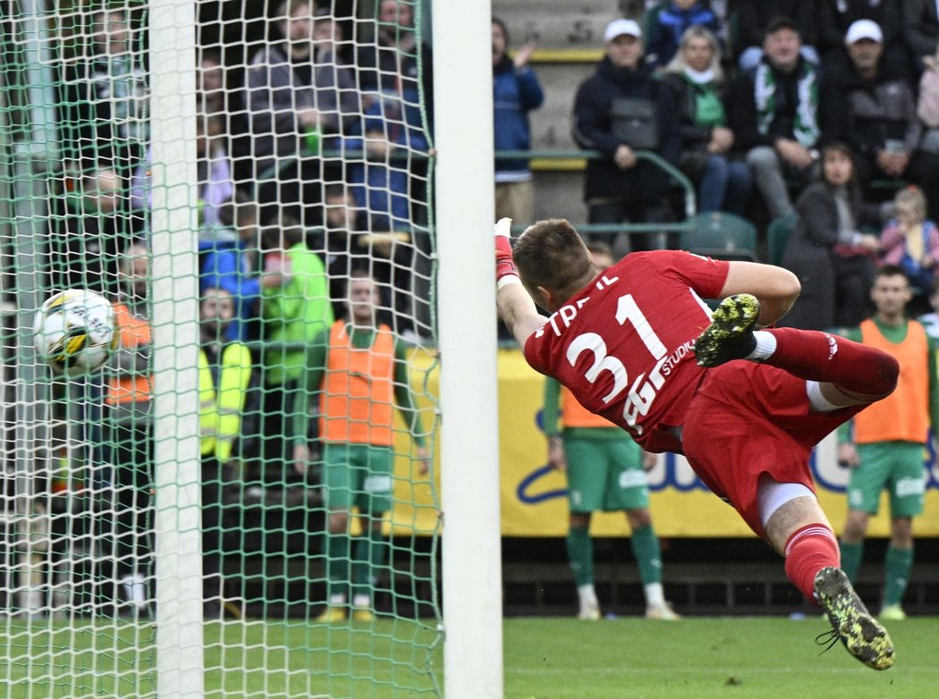 Olomoucký brankář Jakub Trefil zasahuje v utkání na hřišti Bohemians