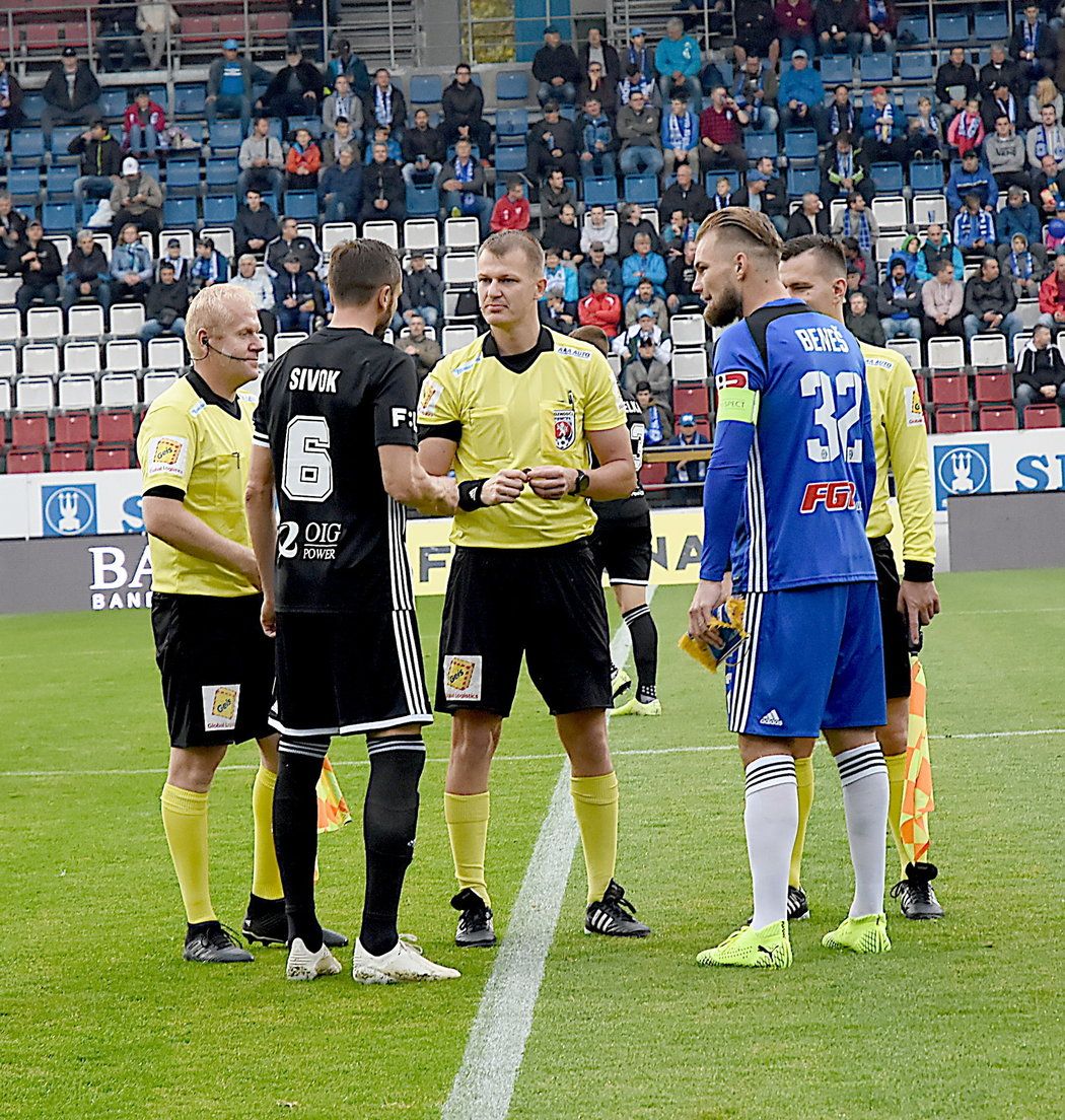 Kapitáni Tomáš Sivok a Vít Beneš při losu mincí před zápasem, který prováděl hlavní rozhodčí Jiří Houdek