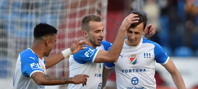 Fotbalisté Baníku se radují z penaltové trefy Daniela Tetoura