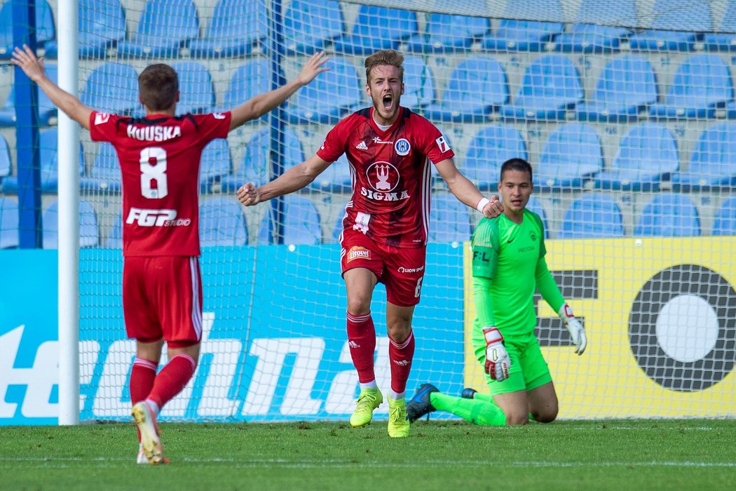 Jakub Plšek z Olomouce (uprostřed) se raduje z gólu do brány Liberce