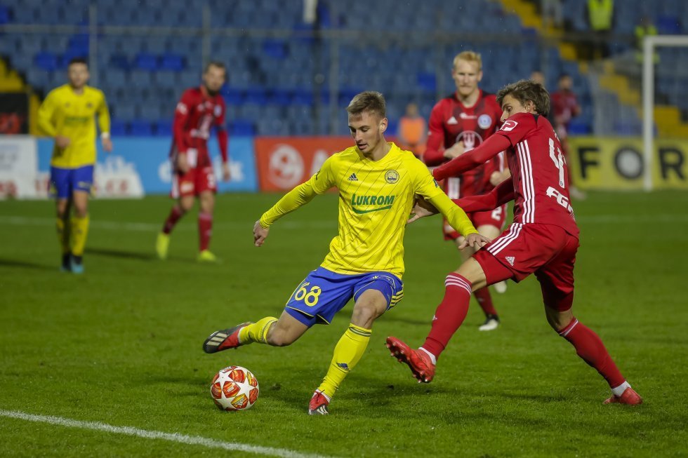 Zlínský záložník Jakub Janetzký na míči v zápase proti Olomouci