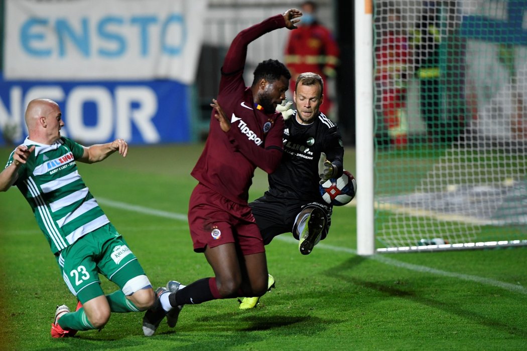 Rozhodující moment. Benjamin Tetteh dopravil míč do sítě, rozhodčí gól nakonec po konzultaci s VAR uznali