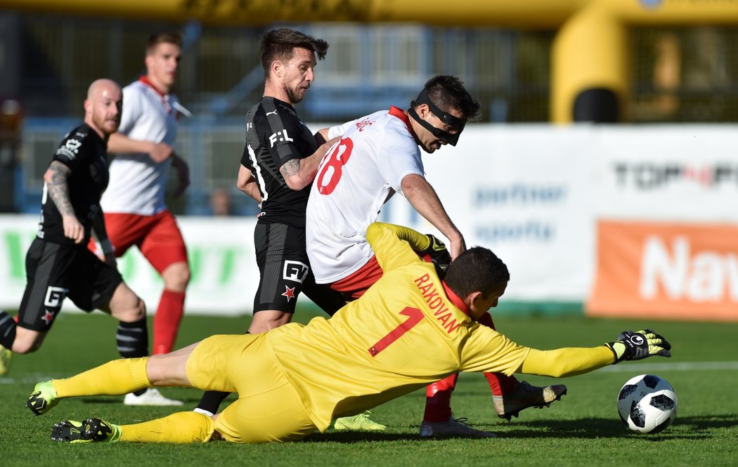 Záložník Slavie Alexandru Baluta se tlačil do šance, u míče byl dříve zlínský brankář Matej Rakovan