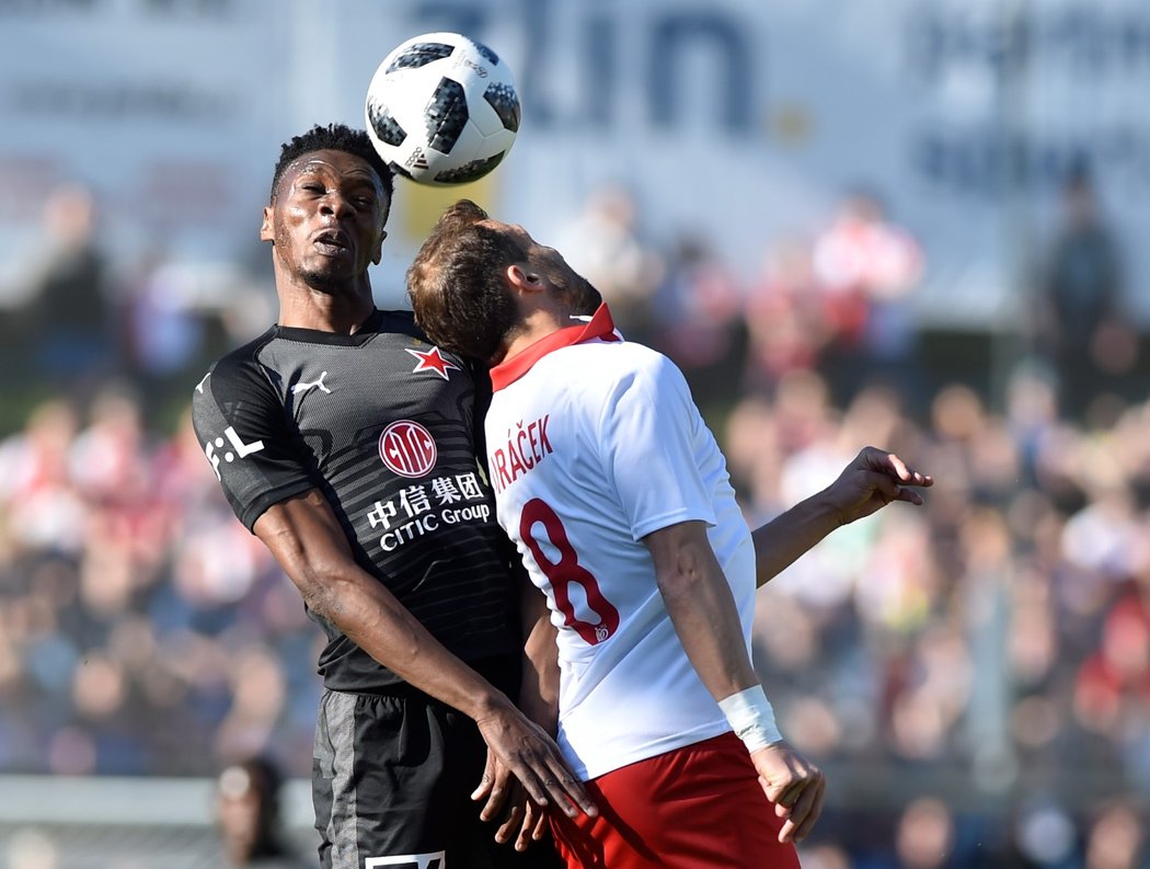 Ibrahim Traoré ze Slavie byl v hlavičkovém souboji úspěšnější než zlínský záložník Petr Jiráček