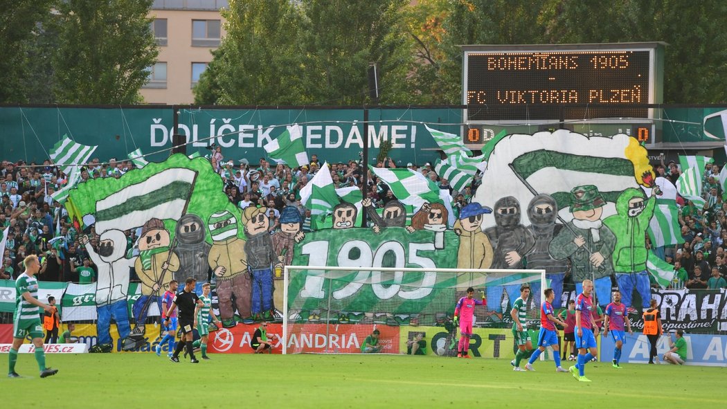 Fanoušci Bohemians se v utkání proti Plzni tradičně prezentovali povedeným choreem