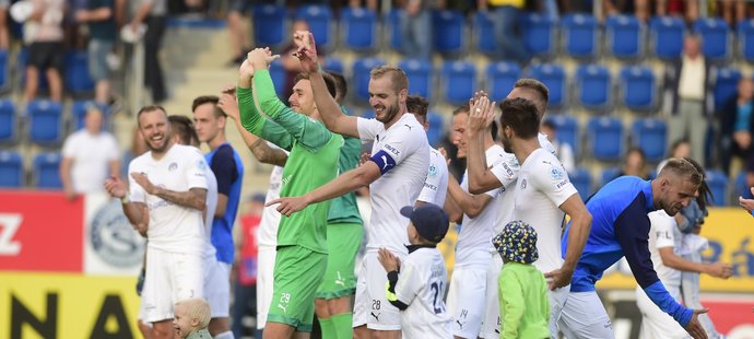 Fotbalisté Slovácka děkují fanouškům za přízeň při domácí výhře nad Zlínem 1:0