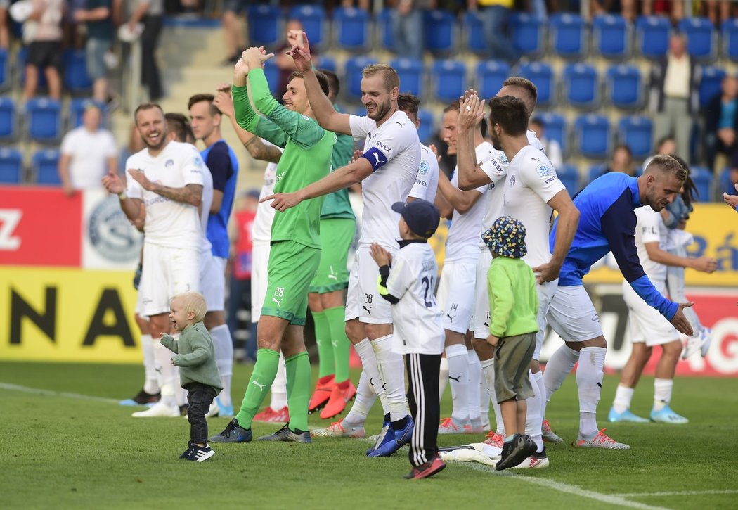 Fotbalisté Slovácka děkují fanouškům za přízeň při domácí výhře nad Zlínem 1:0