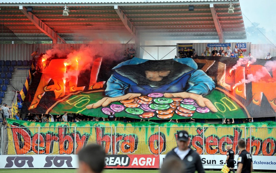 Fanoušci Zlína se při jihomoravském derby na hřišti Slovácka prezentovali i pyrotechnikou