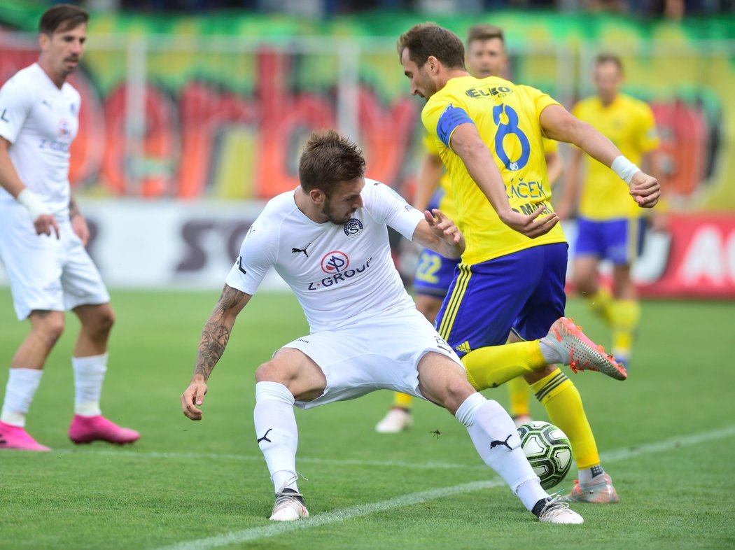 Zlínský kapitán Petr Jiráček bojuje o míč proti Vlastimilu Daníčkovi ze Slovácka v utkání 4. kola FORTUNA:LIGY