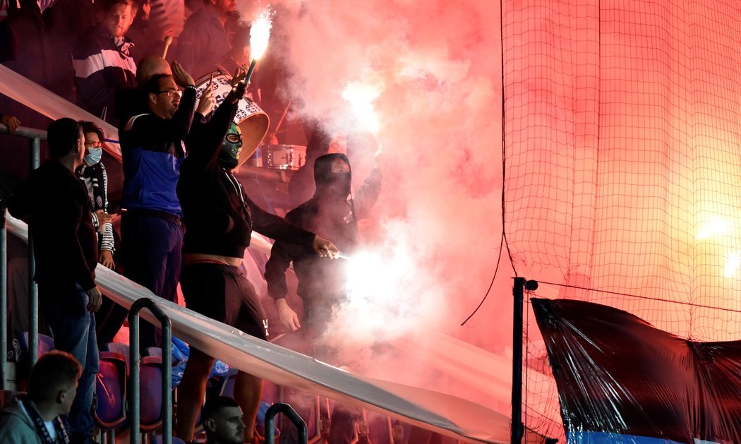 Fanoušci Slovácka ještě mohli v pátek zavítat na fotbal, tak si ho užili i s pyrotechnikou