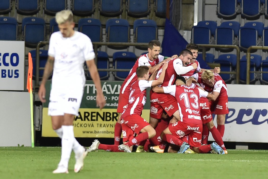 Pardubičtí fotbalisté se radují z gólu Michala Surzyna v závěru utkání na Slovácku