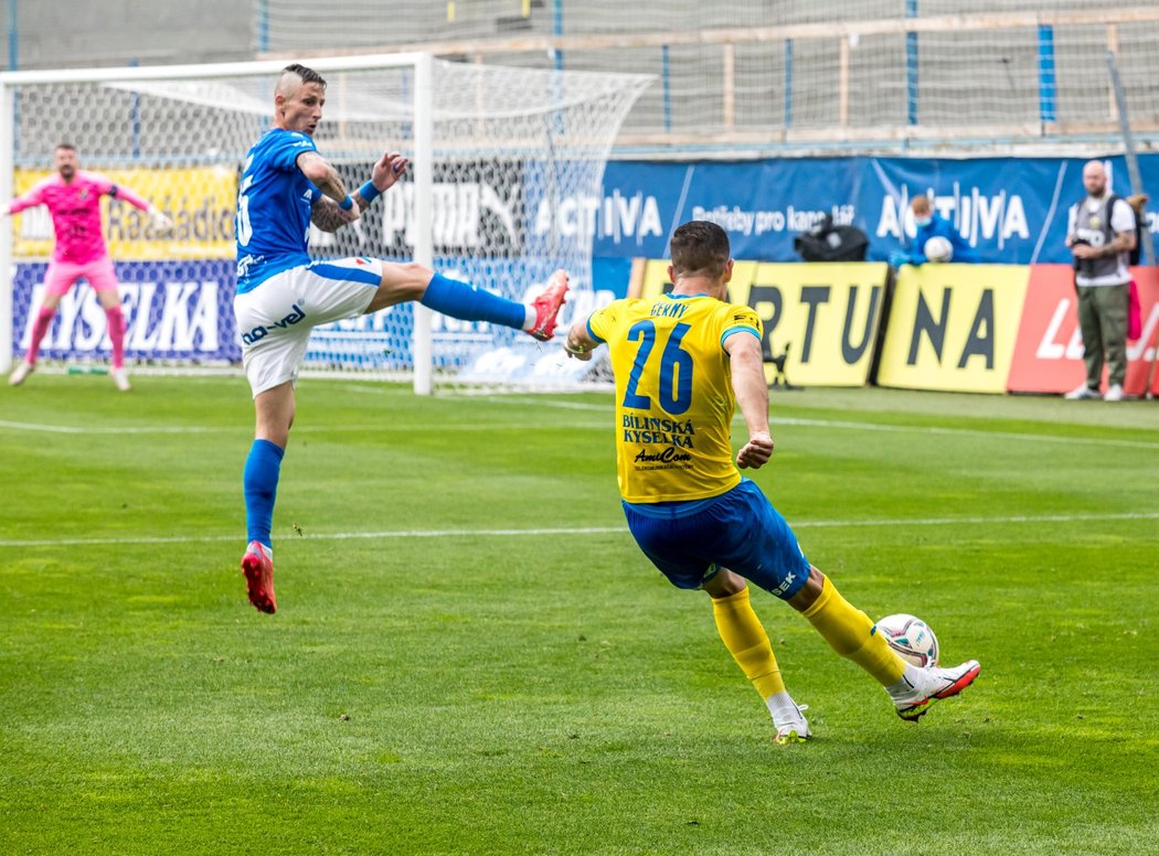 Jiří Fleišman z Baníku se snaží zablokovat centr Davida Černého