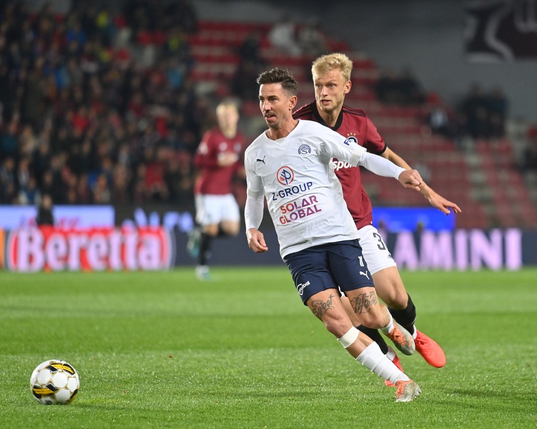 Záložník Slovácka Milan Petržela uniká před dotírajícím Filipem Panákem v utkání proti Spartě