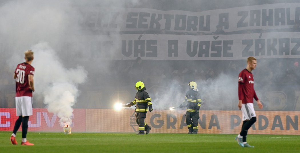 Hasiči museli na hřiště poté, co fanoušci ze sparťanského kotle naházeli na hrací plochu světlice