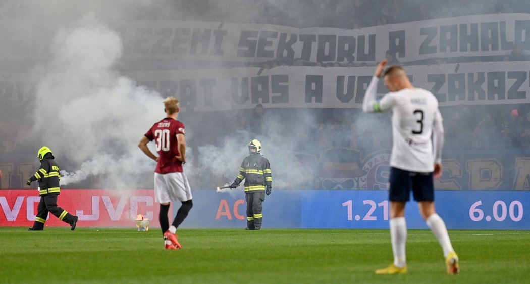 Hasiči odklízejí světlice v utkání mezi Spartou a Slováckem