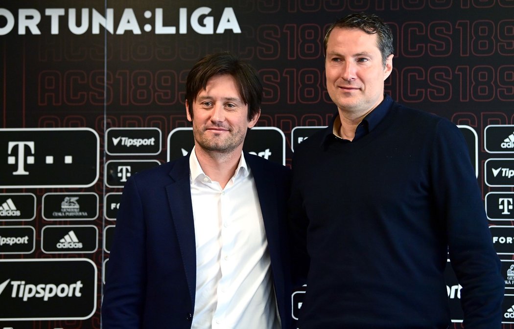 Sportovní ředitel Tomáš Rosický a trenér Brian Priske na středeční tiskové konferenci