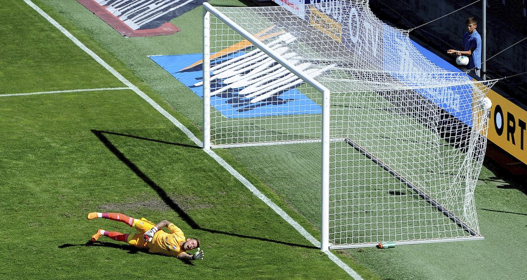 Viktor Budinský inkasuje branku z kopačky Martina Haška