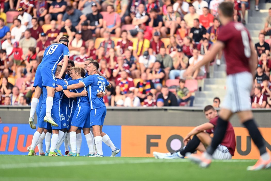 Liberečtí fotbalisté se radují z druhé trefy, kterou si v 19. minutě vstřelil do vlastní sítě Jaroslav Zelený