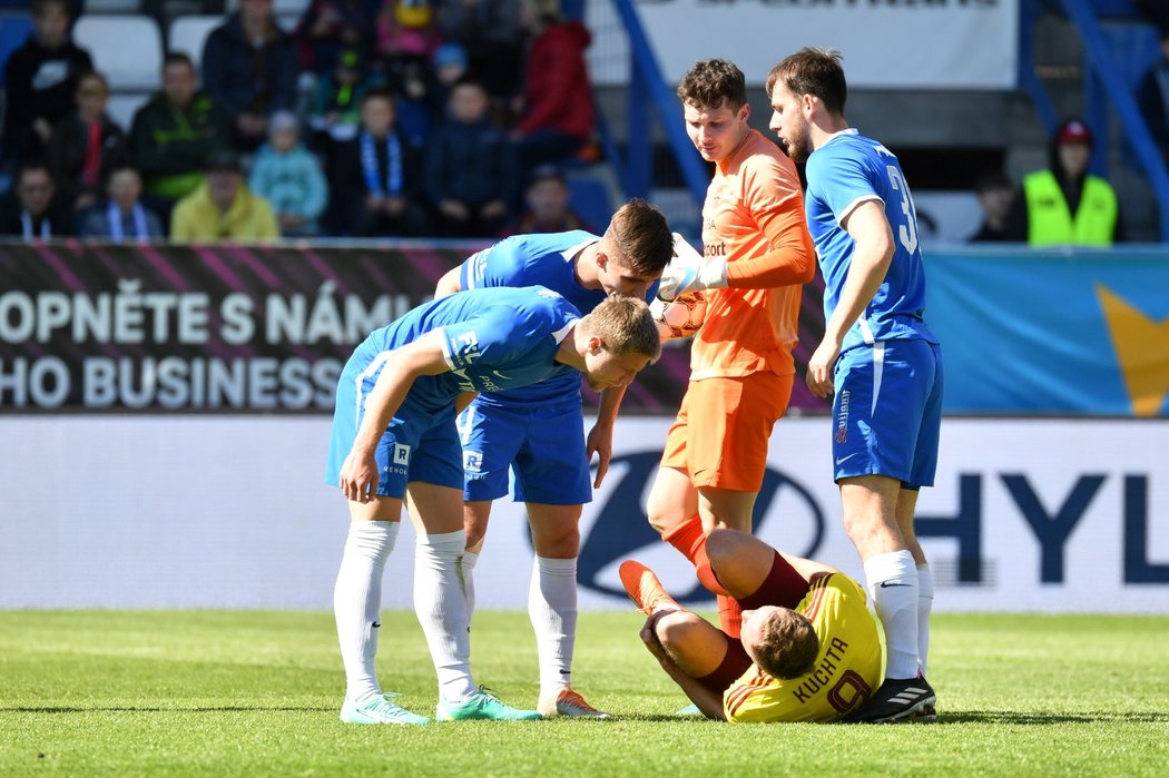 Jan Kuchta zůstal ležet na zemi, liberečtí fotbalisté mu vyčinili