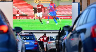 Fotbal v autokině: v Plzni po gólu vyskákali, sparťané jeli na Strahov