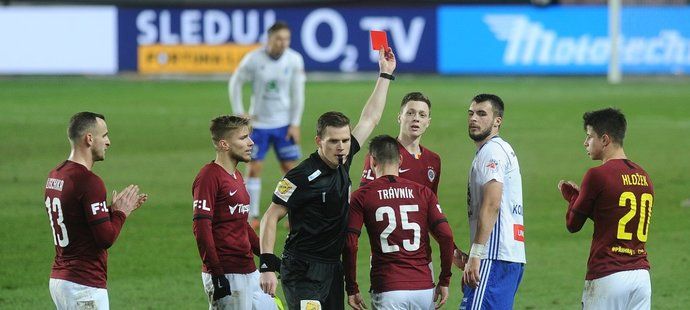 Hlavní rozhodčí zápasu Sparta-Mladá Boleslav Pavel Rejžek v závěru vyloučil po druhé žluté Nikolaje Komličenka