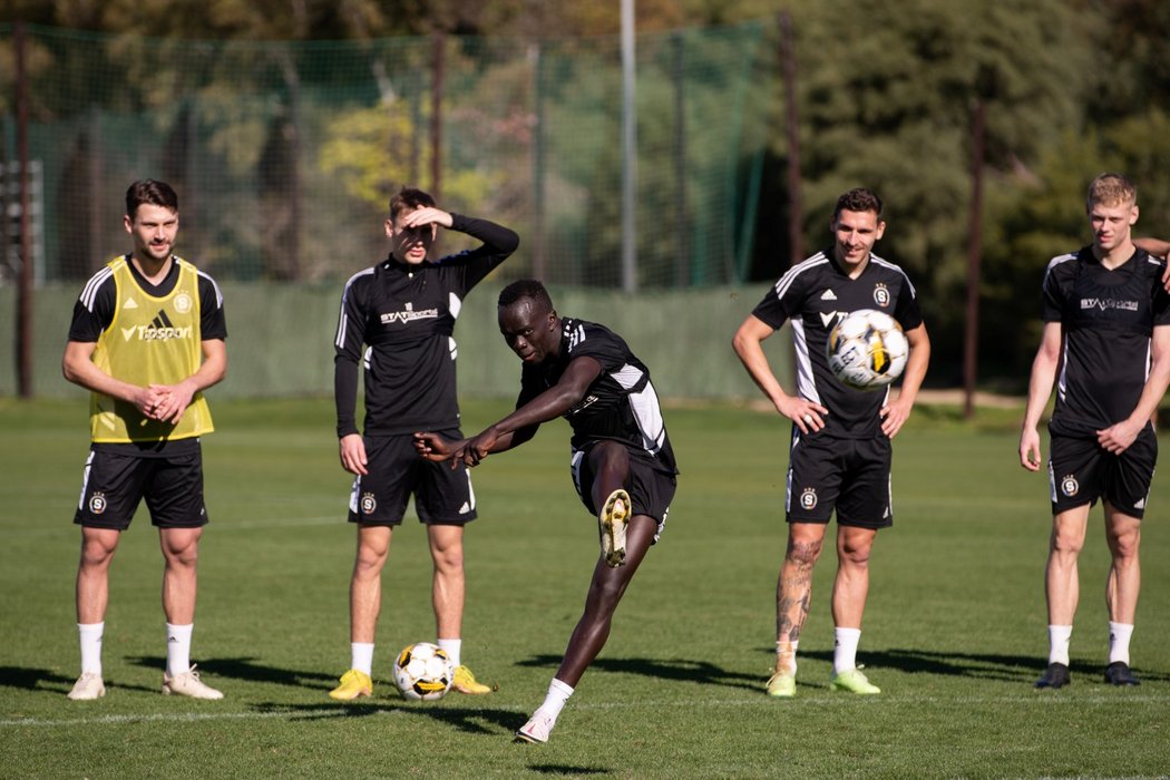 Awer Mabil střílí na branku na tréninku Sparty