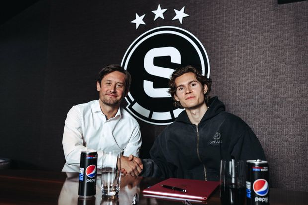 Tomáš Rosický s Markusem Solbakkenem po podpisu smlouvy Tomáš Rosický s Markusem Solbakkenem po podpisu smlouvy