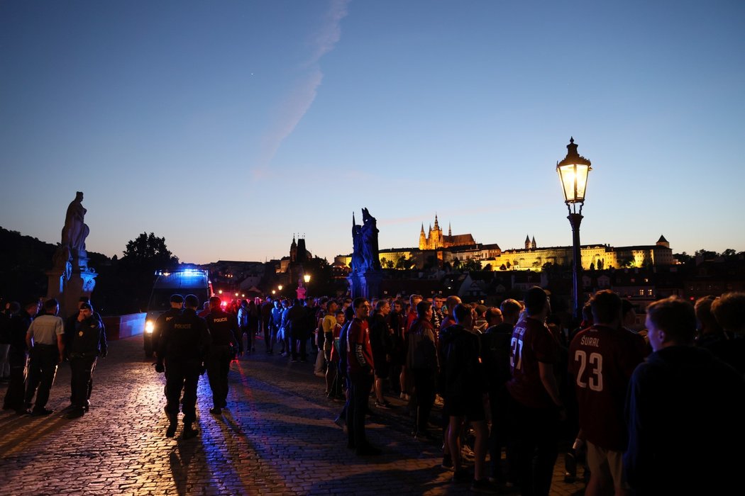 Na sparťanské fanoušky na Karlově mostě dohlíželi i policisté