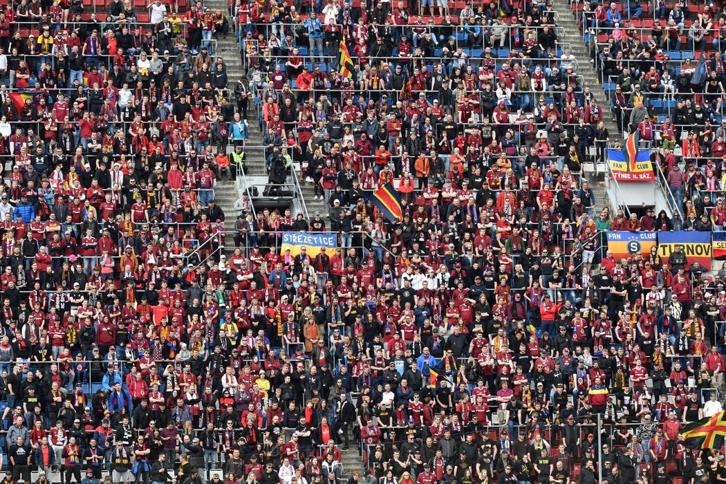 Sparťanští fanoušci na stadionu v Olomouci