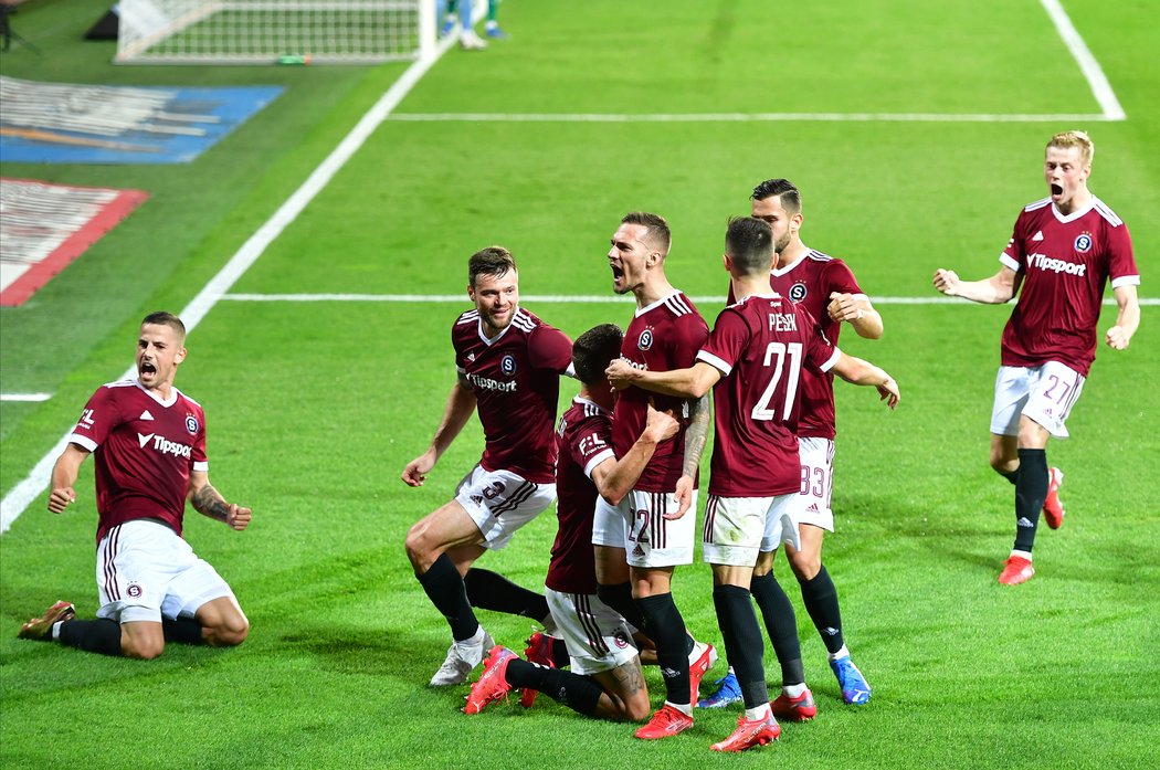 Sparta slavící trefu Lukáše Haraslína, která rozhodla derby