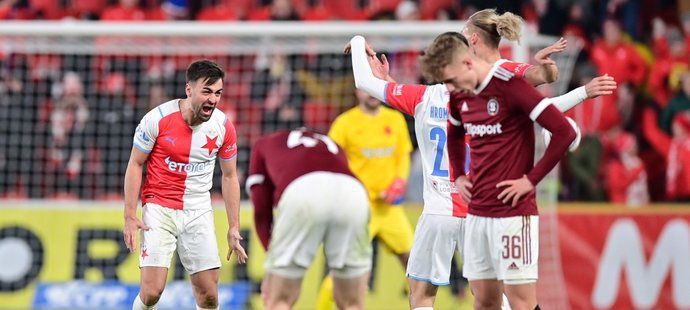 Euforie a smutek po derby, které Slavia vyhrála 2:0