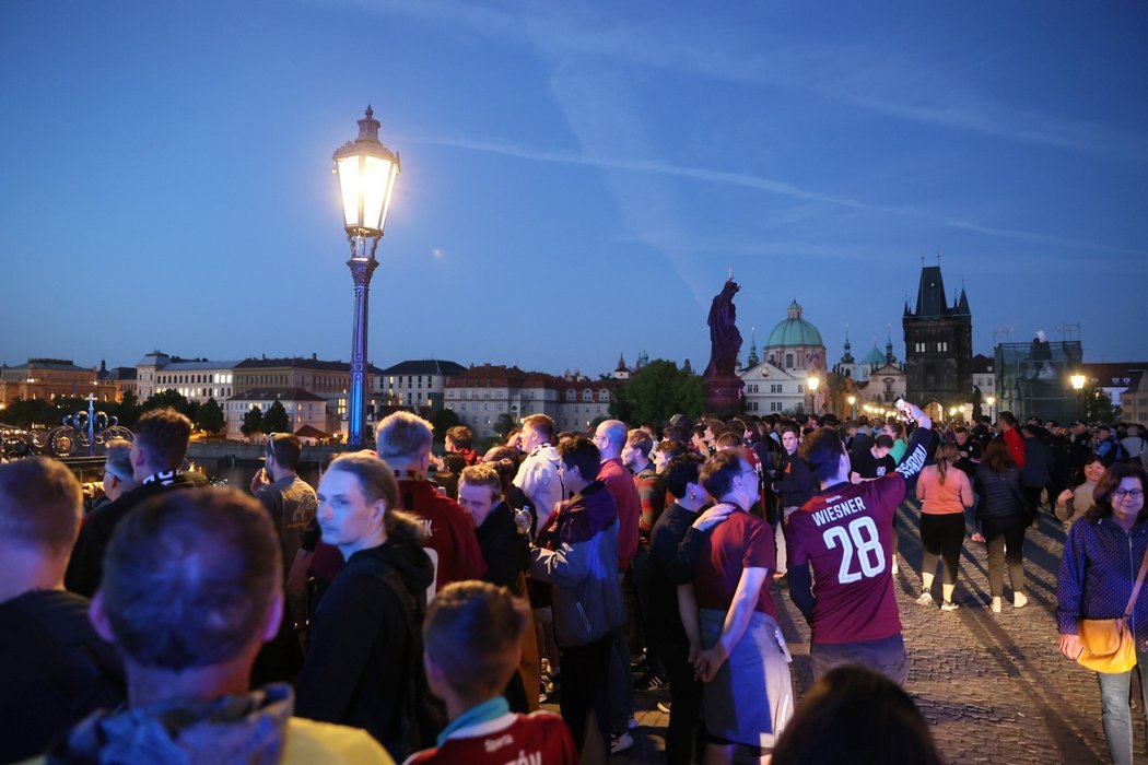 Sparťanští fanoušci dorazili na Karlův most