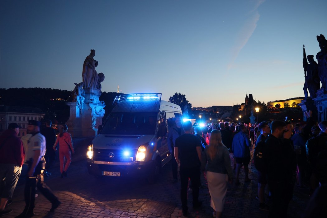 Na sparťanské fanoušky na Karlově mostě dohlíželi i policisté