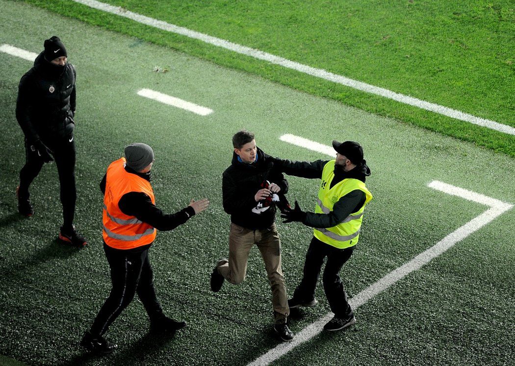 Naštvaný fanoušek si šel vyříkat situaci s trenérem Jílkem