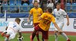 Ostravský záložník Martin Fillo se v utkání proti Dukle dostal do hodně nefotbalové pozice