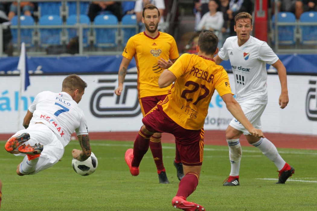 Ostravský záložník Martin Fillo se v utkání proti Dukle dostal do hodně nefotbalové pozice