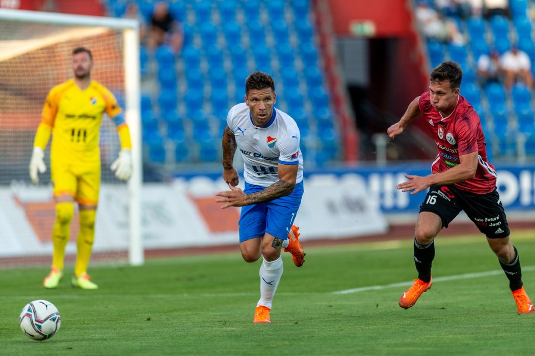 Zleva brankář Ostravy Jan Laštůvka, Martin Fillo z Ostravy a Lukáš Matějka z Českých Budějovic v utkání FORTUNA:LIGY