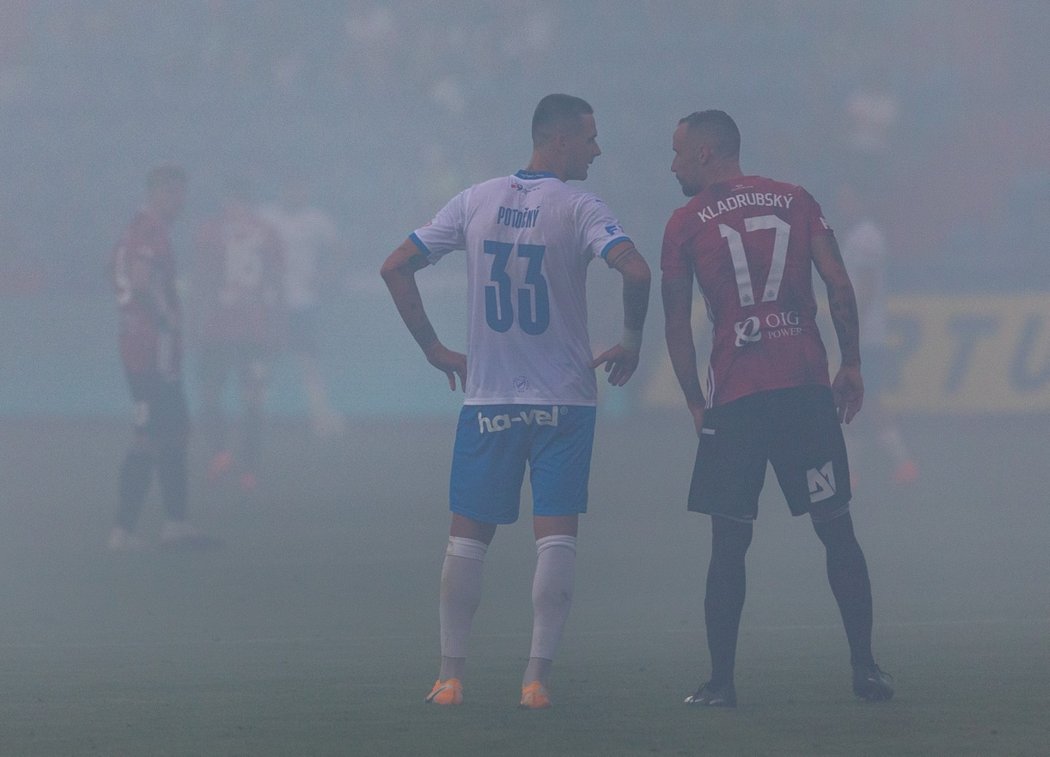 Roman Potočný z Baníku Ostrava v debatě se zkušeným budějovickým obráncem Jiřím Kladrubským