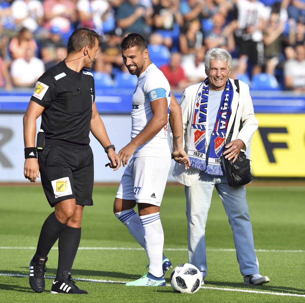 Milan Baroš s 90letým fanouškem u čestného výkopu