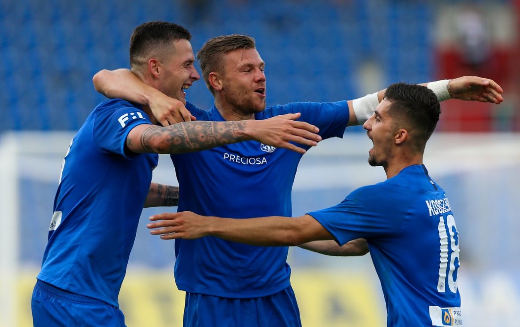 Liberečtí fotbalisté se radují z vítězného gólu Romana Potočného v zápase s Baníkem